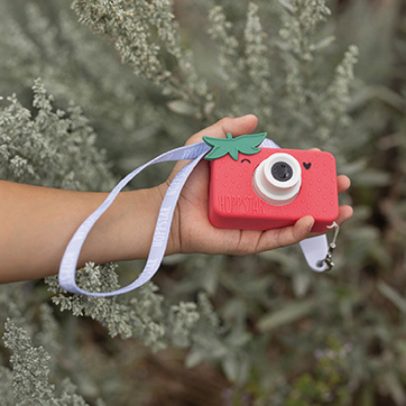 Mano di bambino con la fotocamera Hoppstar Rookie fragola