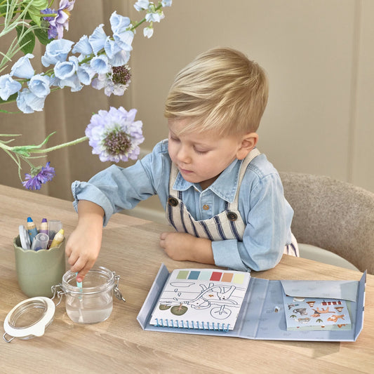 Bambino che dipinge con il set pittura ad acqua Little Dutch Jim