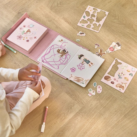 Bambina che gioca con il set magnetico Little Dutch Rosa