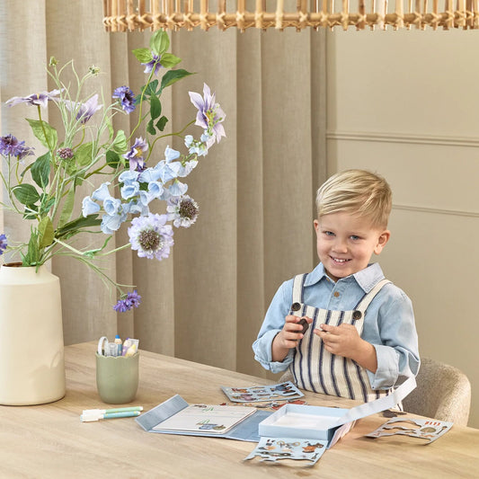 Bambino che gioca con il set magnetico Little Dutch Jim