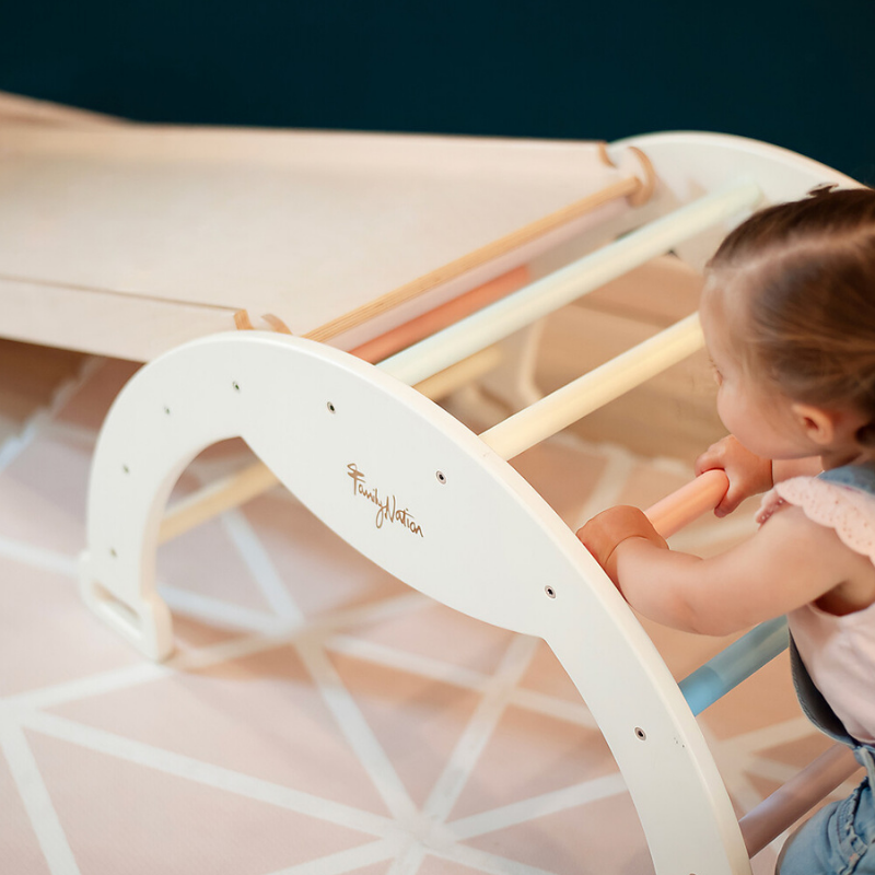 Family Nation - Scivolo/Rampa Montessori per Arco Rainbow e Plicker 2-in-1 per Equilibrio e Agilità - Legno