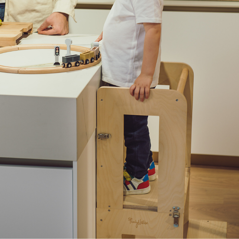 Family Nation - Torre Montessori 2 in 1 convertibile in Tavolo e Sedia - Legno Naturale