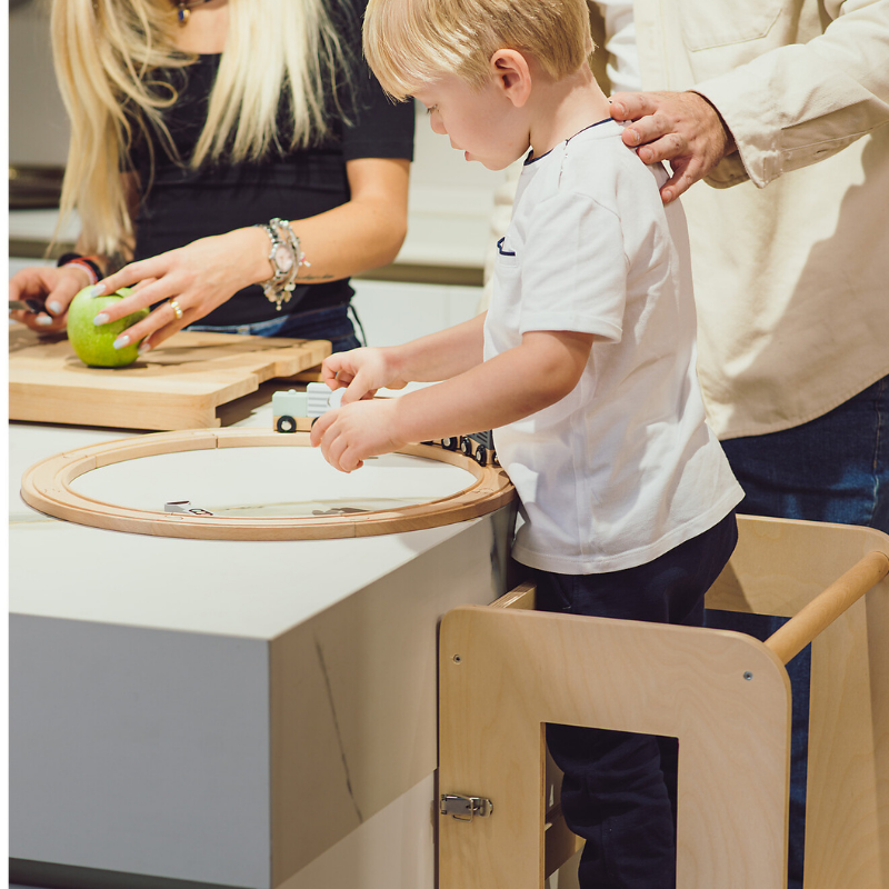 Family Nation - Torre Montessori 2 in 1 convertibile in Tavolo e Sedia - Legno Naturale