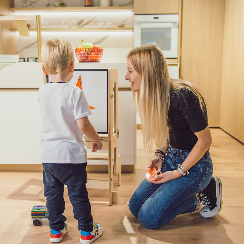 Family Nation - Torre Montessori 2 in 1 convertibile in Tavolo e Sedia - Legno Naturale