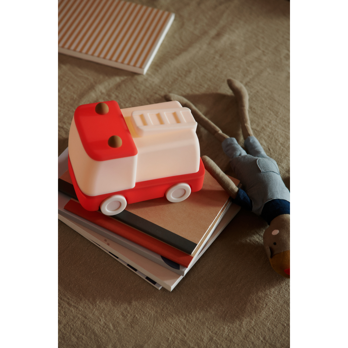 Liewood - Winston - Lampada piccola portatile in silicone - Camion Pompieri