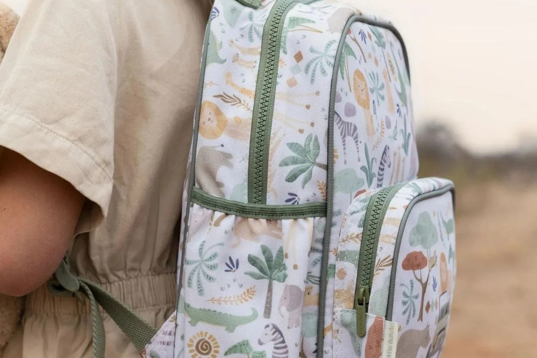Bambina con zainetto per l'asilo con fantasia safari
