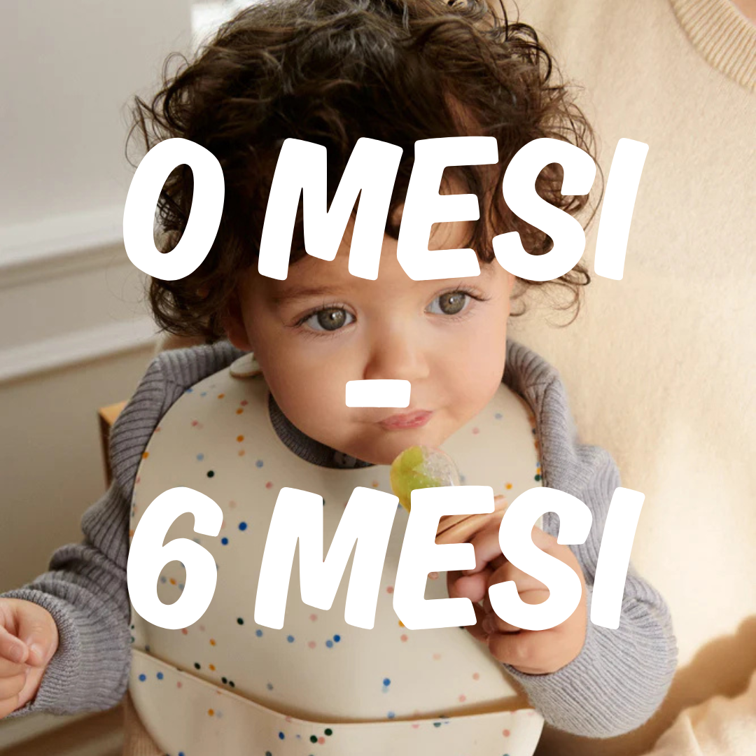 bambino con bavaglia che usa il ciuccio dei sapori di liewood