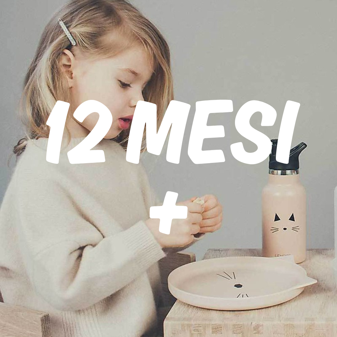 bambina che utilizza borraccia e piatto liewood