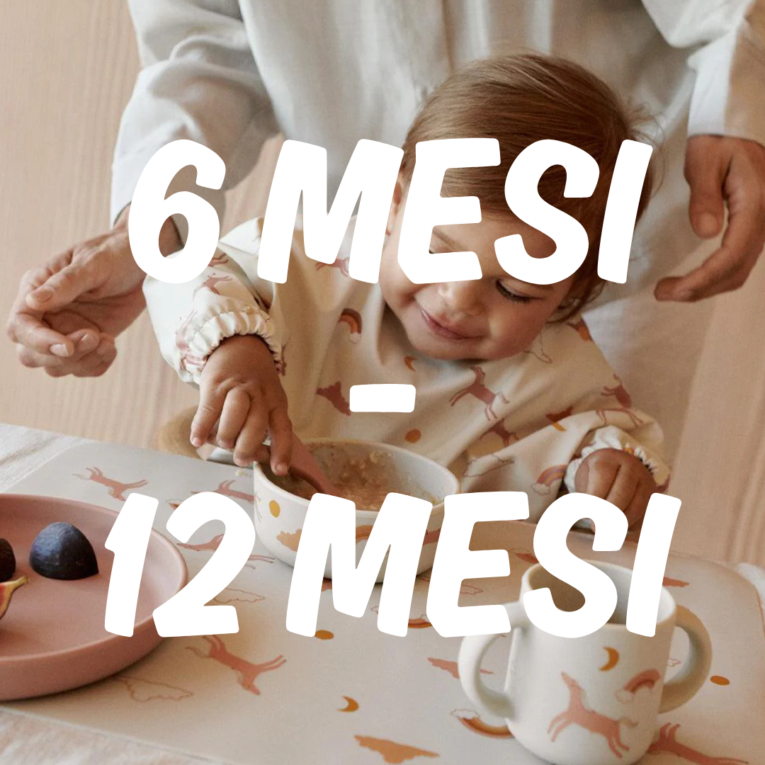 bambina che mangia con set pappa liewood