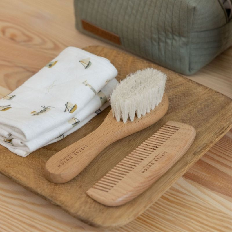 vassoio in legno con sopra mussola bianca con barchette, spazzola e pettine in legno little dutch