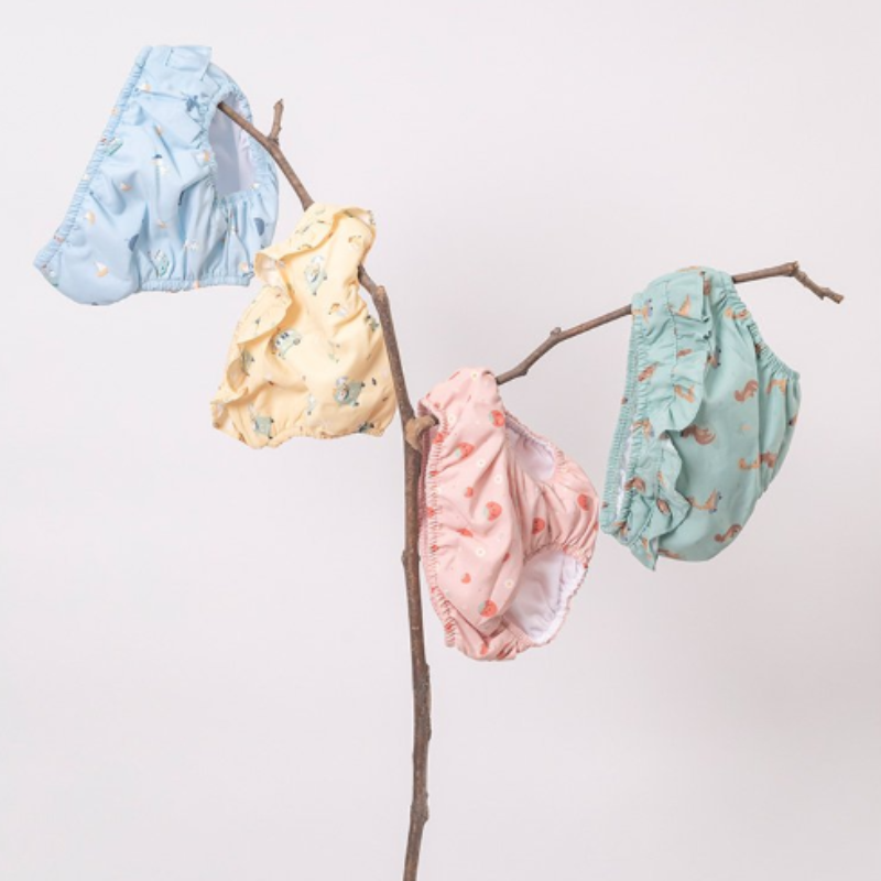 ramoscello di albero con costui tutete monneka appesi azzurro giallo rosa verde