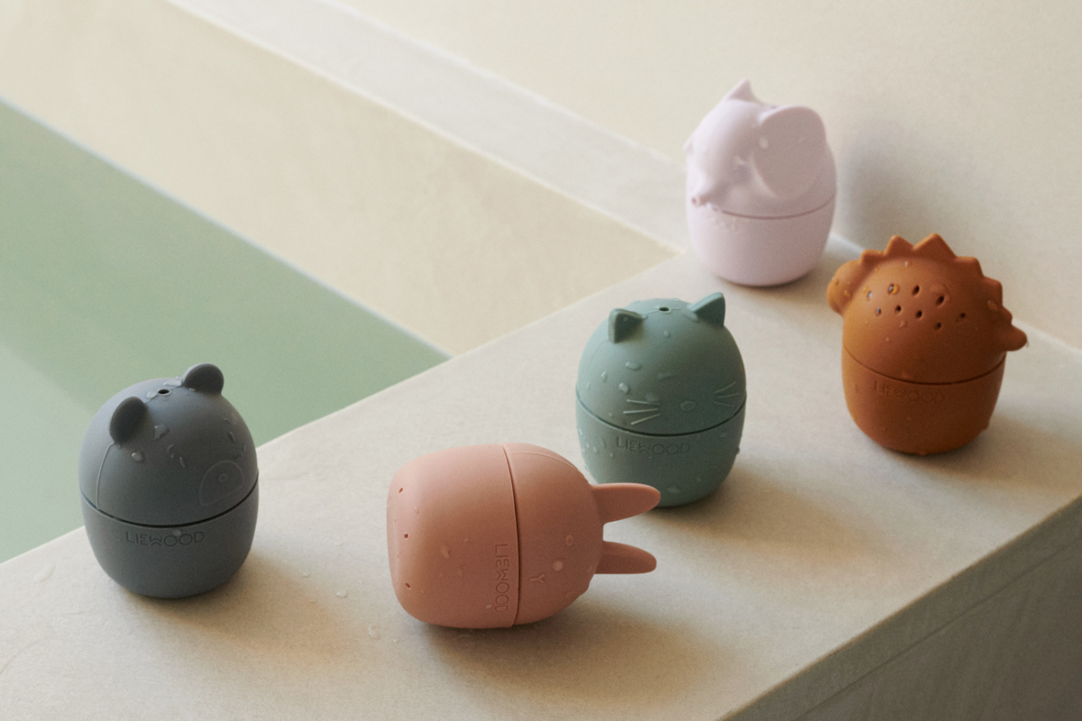 giochi acquatici di liewood a forma di dinosauri colorati a bordo piscina