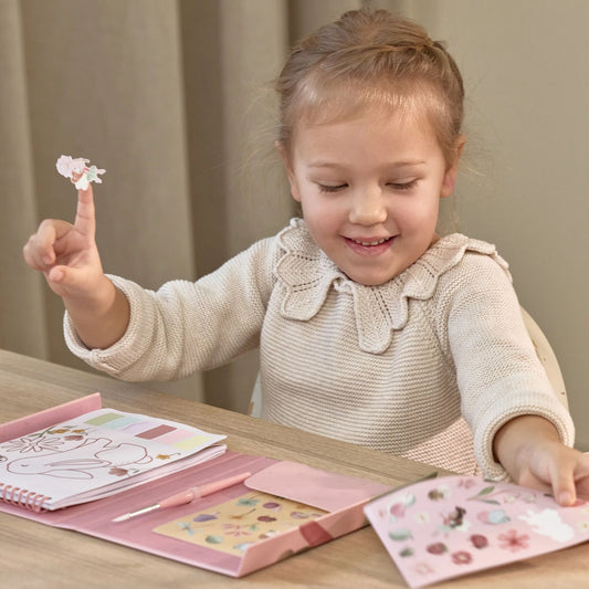 Bambina che dipinge con il set pittura ad acqua Little Dutch