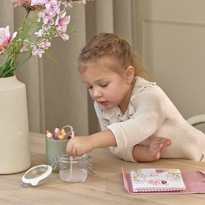 Bambina che colora con acqua il set Little Dutch