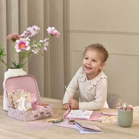 Bambina che disegna con la valigetta creativa Little Dutch