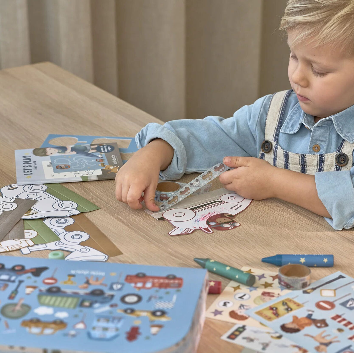 Bambino che disegna con la valigetta creativa Little Dutch Jim
