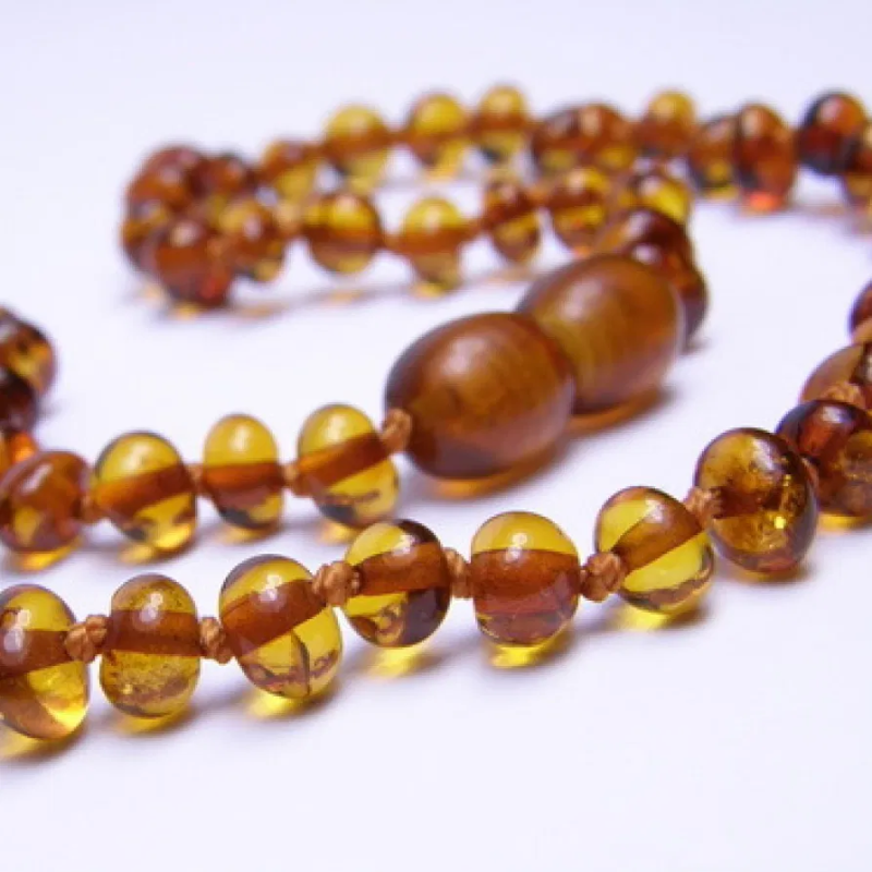 collanina di ambra con tappo che si chiude a spirale vista nel dettagli chiusa