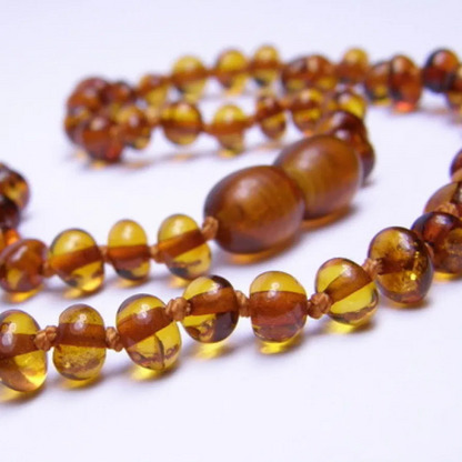 collanina di ambra con tappo che si chiude a spirale vista nel dettagli chiusa