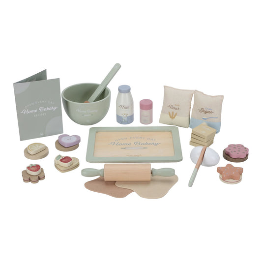 Bambina che gioca con il set pasticceria Little Dutch