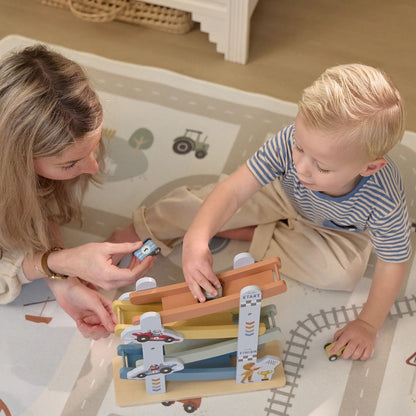 Bambino che gioca con il Ramp Racer Little Dutch
