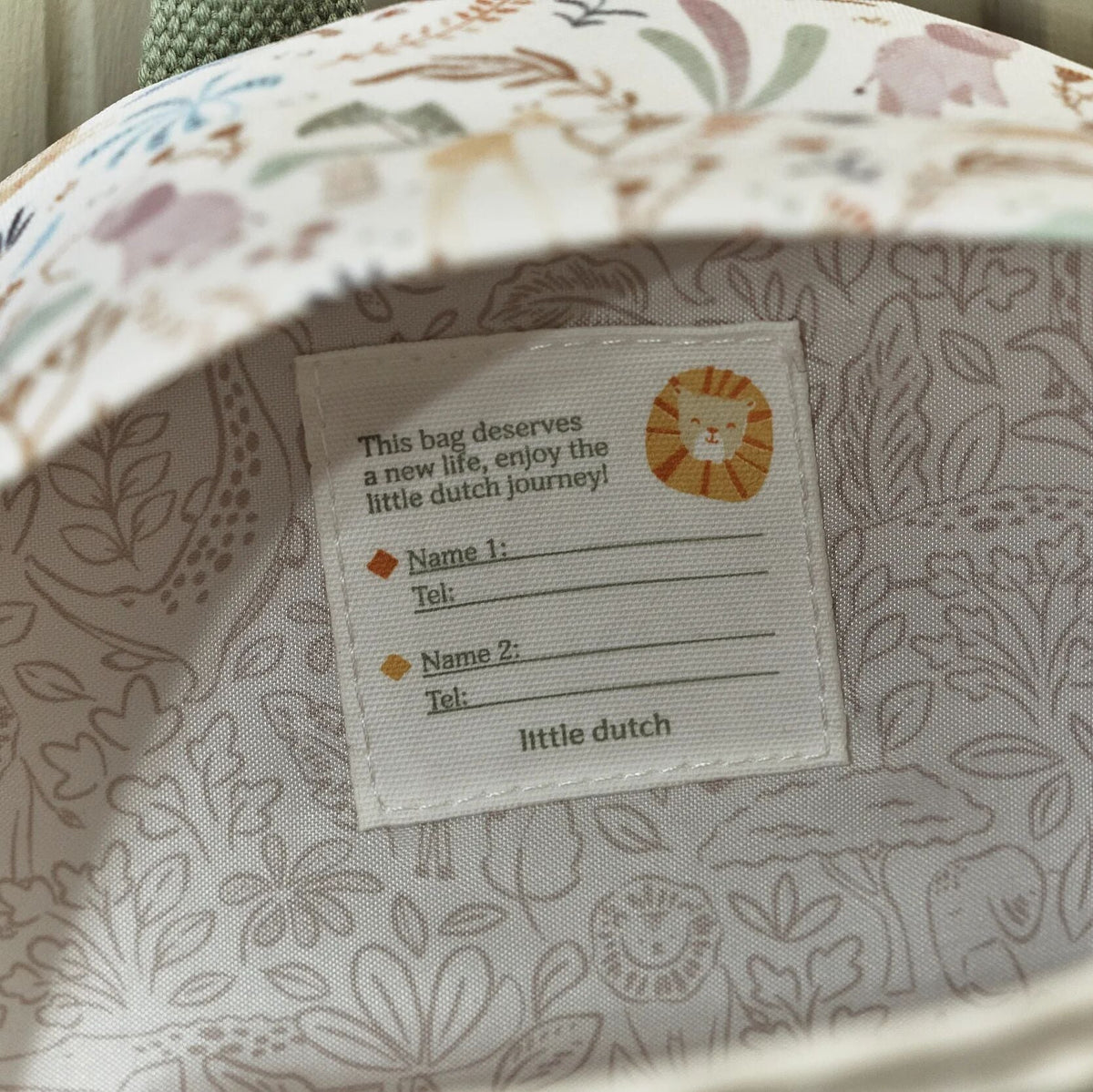 Bambina con zaino Little Dutch all'asilo