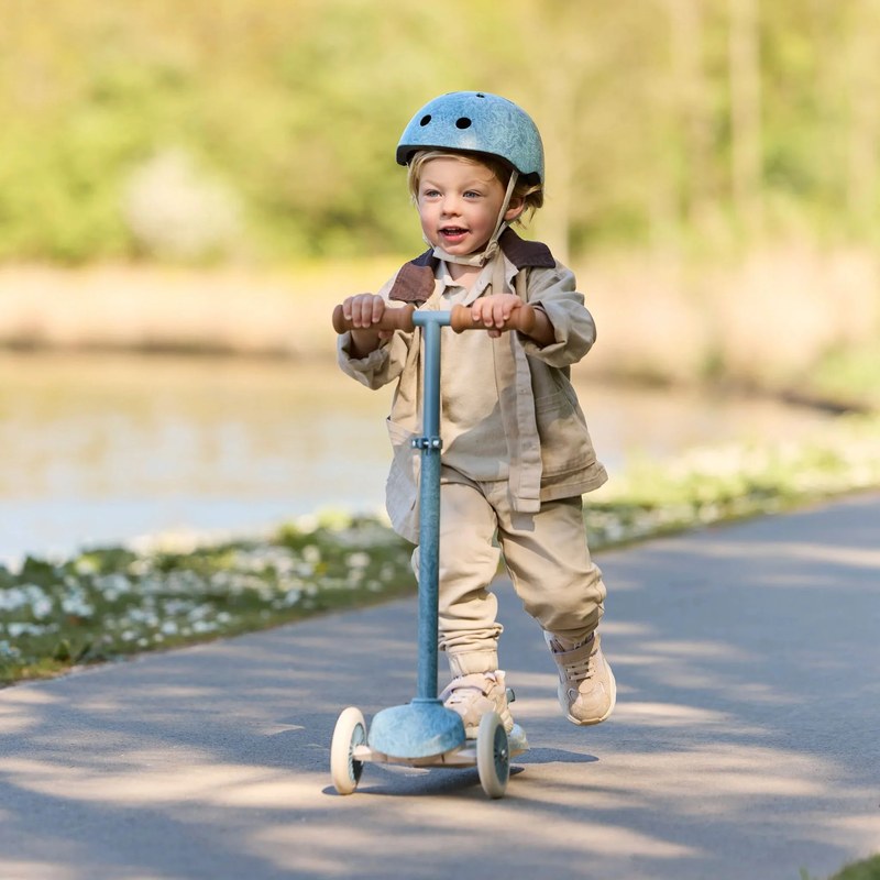 Monopattino 3 ruote Little Dutch Safari Dreams blu - bambino con casco al parco