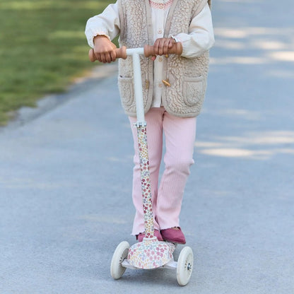 Monopattino 3 ruote Little Dutch Sunny Flower panna - bambina al parco