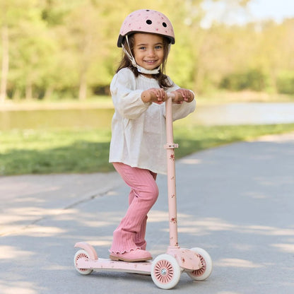 Monopattino 3 ruote Little Dutch Fairy Floral rosa - bambina con casco al parco