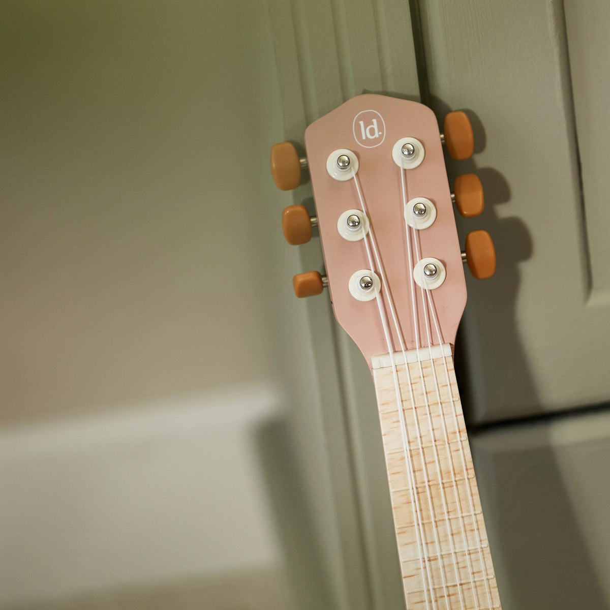 Chitarra in legno Little Dutch rosa, dettaglio