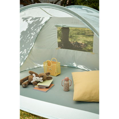 tenda azzurra con dentro dei peluches e una borraccia rosa liewood con borsa gialla in silicone