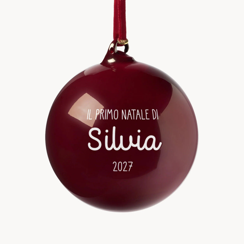 Pallina di Natale personalizzata in vetro bordeaux con nastro in velluto, scritta bianca Il primo Natale di Silvia 2027